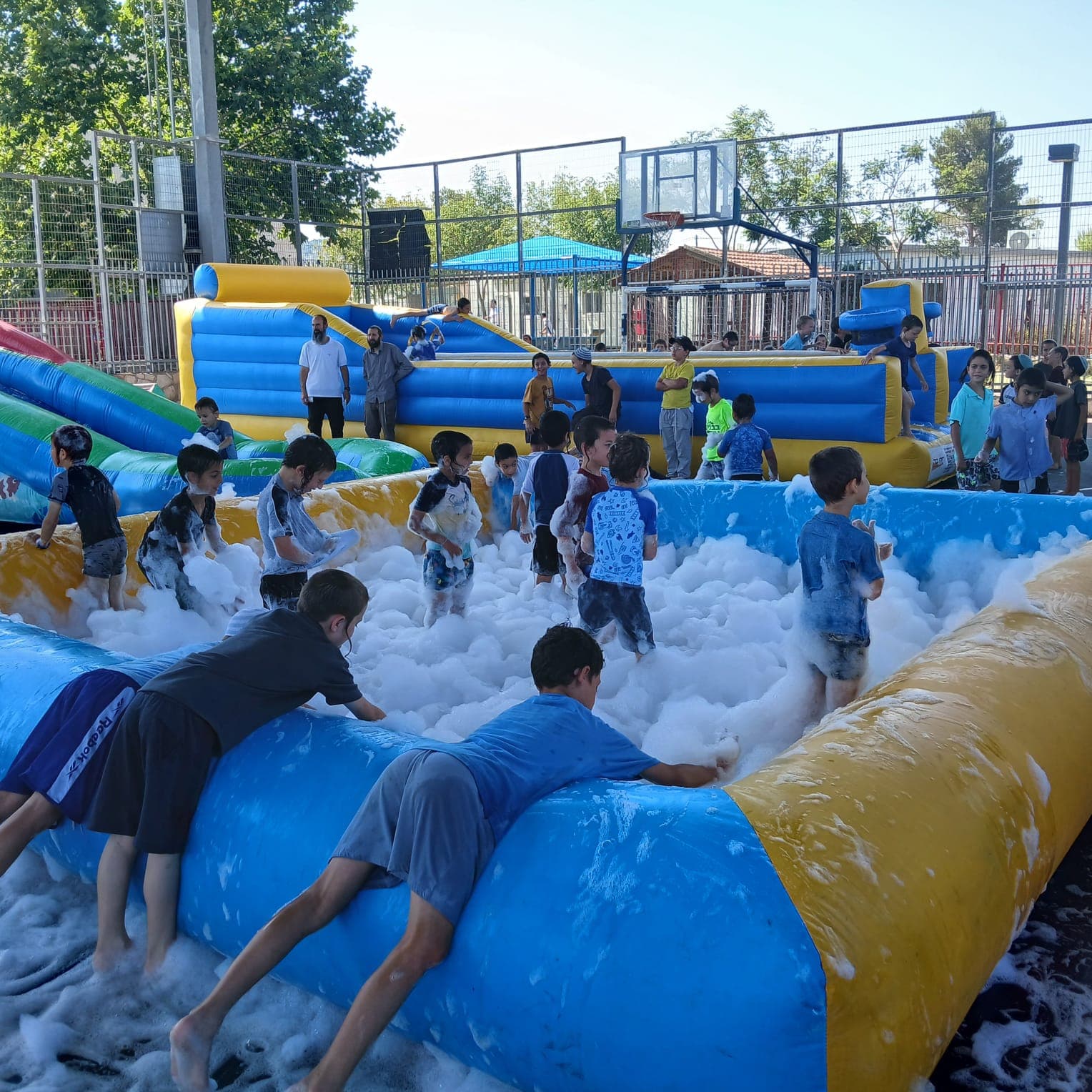 יום כיף — מתנפחים ובריכת קצף