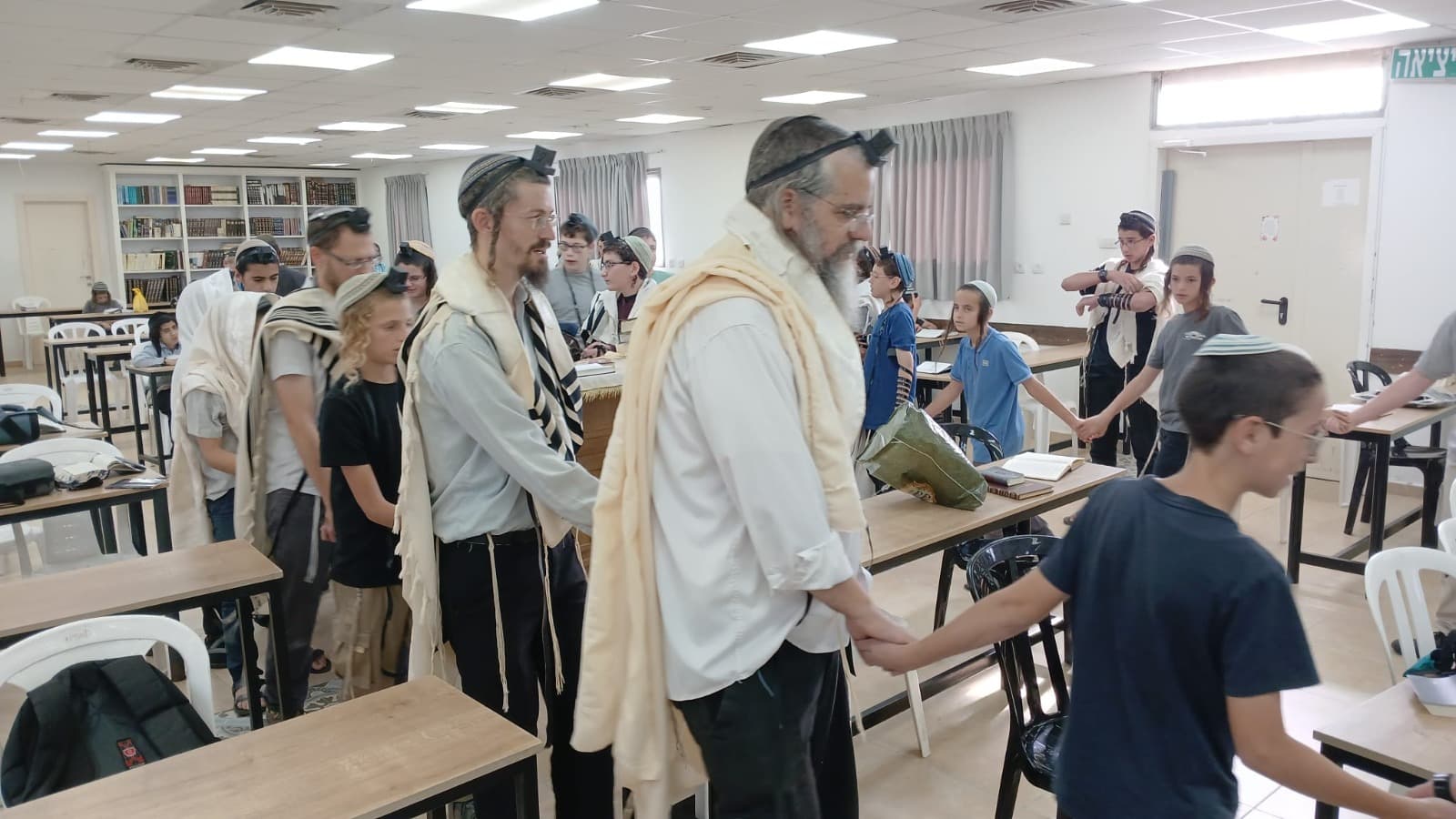 תפילת שחרית עם טלית ותפילין